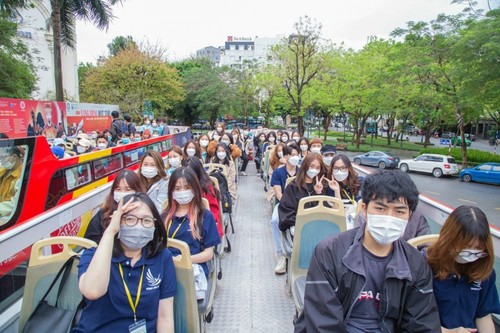 Beobachtung der Sehenswürdigkeiten in Hanoi aus einem Doppeldeckerbus - ảnh 2