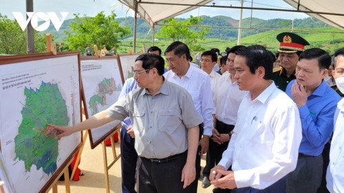 Premierminister Pham Minh Chinh überprüft Einrichtungen in den Provinzen Hoa Binh und Son La - ảnh 1