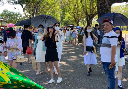 Immer mehr Touristen kommen nach Hue zum Festival 2022 - ảnh 1
