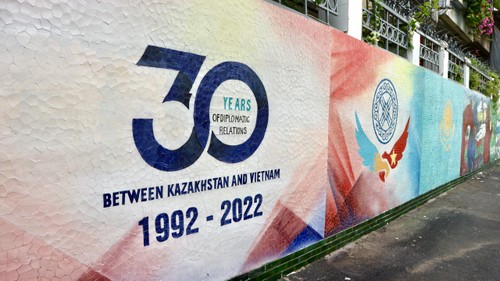 Eröffnung des Wandmosaiks zum 30. Jahrestag der Aufnahme diplomatischer Vietnam-Kasachstan-Beziehungen - ảnh 1