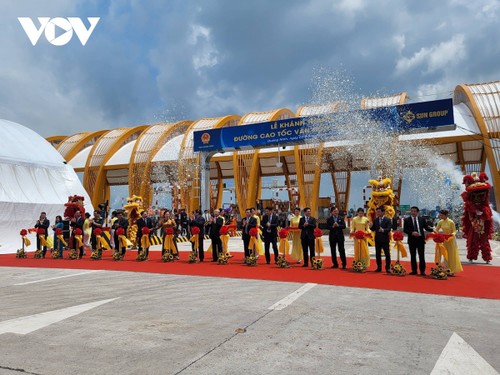 Premierminister Pham Minh Chinh nimmt an Einweihung der Autobahn Van Don - Mong Cai teil - ảnh 1