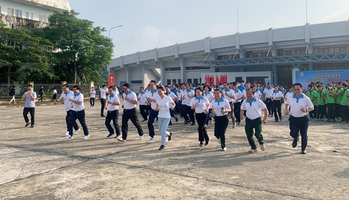Fast 1000 Menschen beteiligen sich am Laufwettbewerb der Zeitung Hanoimoi - ảnh 1
