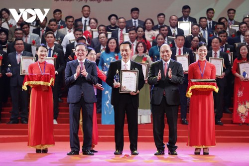 Staatspräsident Nguyen Xuan Phuc nimmt an der Ehrenzeremonie der ausgezeichneten Bauern teil - ảnh 1
