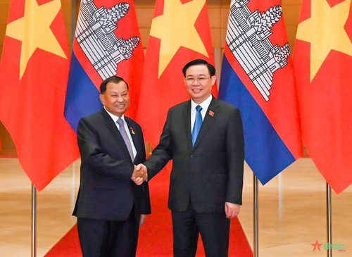 Parlamentspräsident Vuong Dinh Hue führt Gespräch mit dem kambodschanischen Senatsvorsitzenden - ảnh 1
