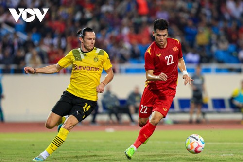 Fußballnationalmannschaft Vietnams gewinnt 2:1 gegen Borussia Dortmund - ảnh 1