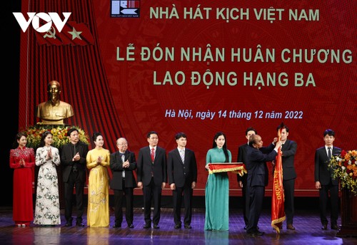 Staatspräsident Nguyen Xuan Phuc nimmt an Feier zum 70. Gründungstag des Dramatheaters Vietnams teil - ảnh 1