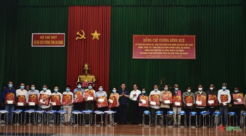 Parlamentspräsident Vuong Dinh Hue überreicht Geschenke an bedürftige Haushalte in An Giang - ảnh 1