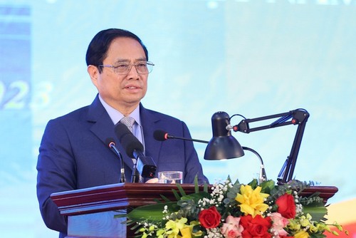 Premierminister Pham Minh Chinh fordert drei Hauptaufgaben zur Erfüllung der Anforderungen von Arbeitskräften - ảnh 1