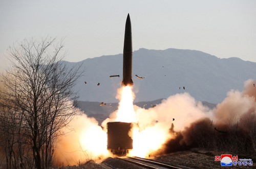 Südkoreanisches Militär: Nordkorea feuert Langstreckenrakete ab - ảnh 1