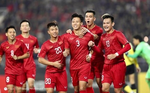 Die vietnamesische Fußballmannschaft rückt um einen Platz in der FIFA-Rangliste vor - ảnh 1