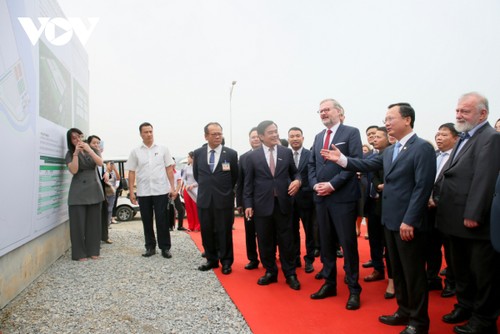 Der tschechische Premierminister besucht das Projekt der Fabrik Škoda Auto - ảnh 1