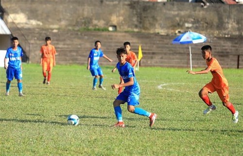 Mehr als 30 Mannschaften beteiligen sich am Kinder- und Jugendfußballturnier 2023 - ảnh 1