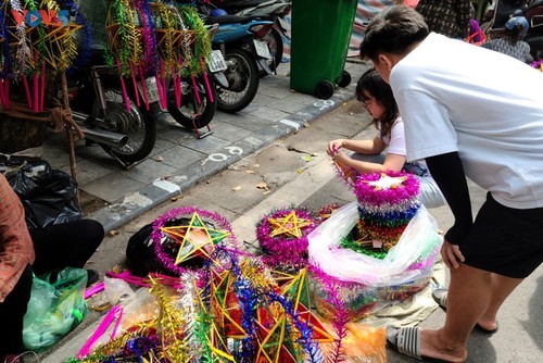 Beim Mondfest ist die Altstadt von Hanoi lebhaft und bunt - ảnh 3