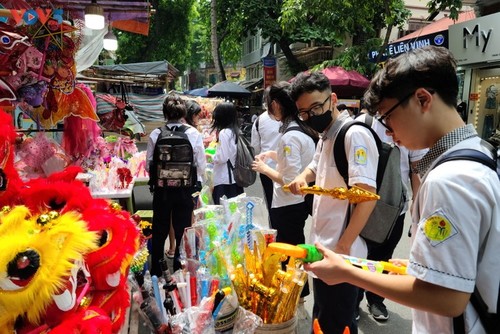 Beim Mondfest ist die Altstadt von Hanoi lebhaft und bunt - ảnh 5