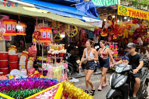 Beim Mondfest ist die Altstadt von Hanoi lebhaft und bunt - ảnh 9