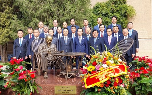 Staatspräsident Vo Van Thuong trifft Mitarbeiter der diplomatischen Vertretungen in China - ảnh 1