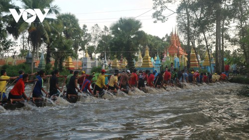 Die Volksgruppe der Khmer bereitet sich auf das Ok Om Bok-Fest vor - ảnh 1