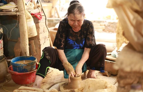Ausstellung „Keramik Huong Canh – Dialog zwischen Tradition und Moderne“ - ảnh 1