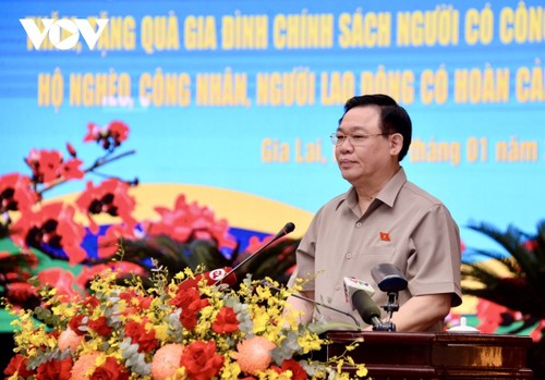 Parlamentspräsident Vuong Dinh Hue besucht bewaffnete Streitkräfte und Arbeitnehmer in Gia Lai - ảnh 1
