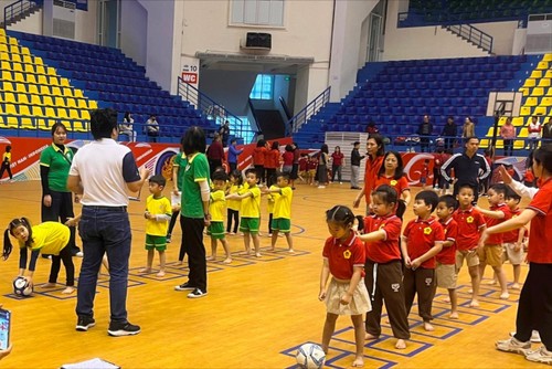 Mehr als 240 Kinder nehmen an der Sportveranstaltung für Kindergärten im Stadtbezirk Ba Dinh teil - ảnh 1