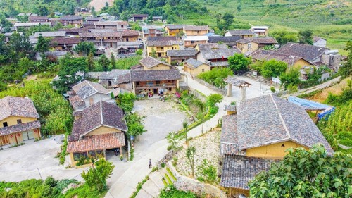 Dank des Tourismus entkommen Angehörige der ethnischen Minderheiten im Kalkplateau Dong Van der Armut - ảnh 1