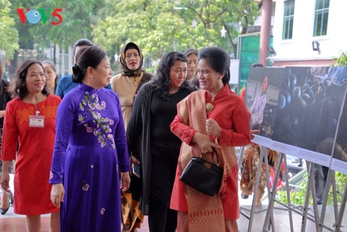 L’épouse du président indonésien visite le Musée de la femme vietnamienne  - ảnh 1