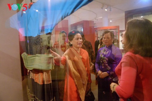 L’épouse du président indonésien visite le Musée de la femme vietnamienne  - ảnh 4