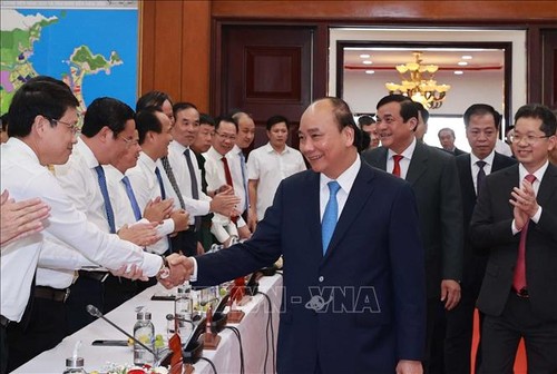 Le président Nguyên Xuân Phuc travaille dans le Centre du pays - ảnh 1