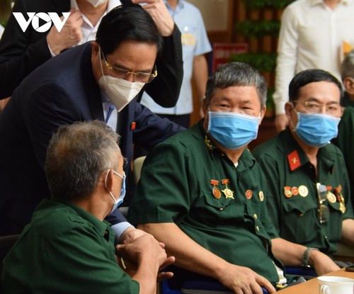 Pham Minh Chinh rencontre les vétérans et les personnes méritantes - ảnh 1