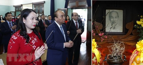 Têt 2022: Le président Nguyên Xuân Phuc se recueillit devant le Président Hô Chi Minh - ảnh 1