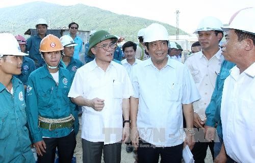Chủ tịch Quốc hội Nguyễn Sinh Hùng thăm và làm việc tại Khu Kinh tế Vũng Áng - ảnh 1
