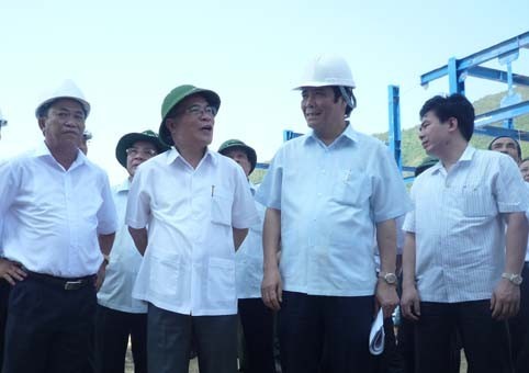 Chủ tịch Quốc hội Nguyễn Sinh Hùng thăm và làm việc tại Khu Kinh tế Vũng Áng - ảnh 2