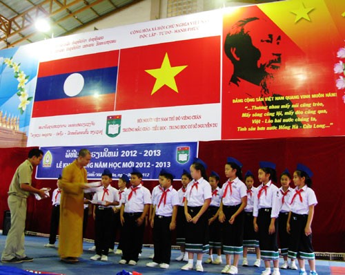 Con em Việt kiều tại Lào mừng khai giảng năm học mới - ảnh 1