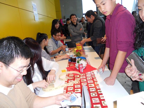 Người Việt tại Stuttgart ủng hộ trẻ nhiễm chất độc da cam - ảnh 2