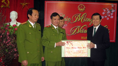 Chủ tịch nước Trương Tấn Sang chúc Tết lực lượng an ninh - ảnh 1
