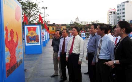 Khai mạc Triển lãm tranh cổ động trực quan đường phố về Biển đảo Việt Nam - ảnh 1