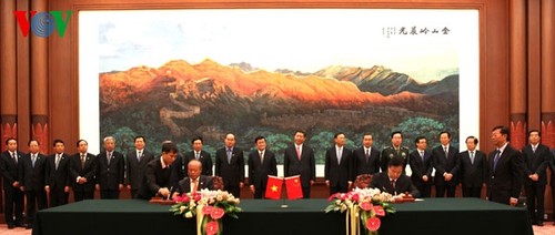 Việt Nam và Trung Quốc ký kết 10 văn kiện hợp tác - ảnh 1