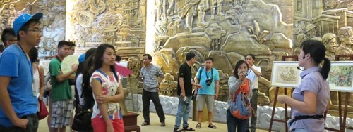 Đoàn đại biểu "Trại hè Việt Nam 2013" giao lưu với tuổi trẻ Đà Nẵng - ảnh 1