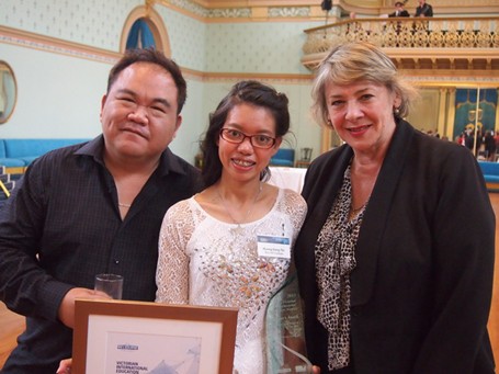 Sinh viên Việt Nam Đặng Thị Hương nhận giải thưởng kép tại Australia  - ảnh 1