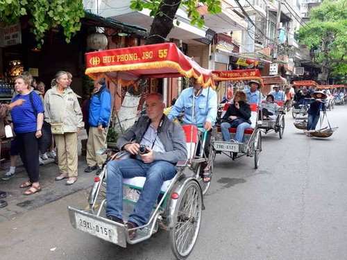 Khách du lịch quốc tế đến Hà Nội vượt ngưỡng 2,5 triệu lượt người  - ảnh 1