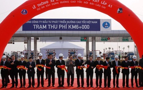 Phó Thủ tướng Hoàng Trung Hải phát lệnh thông xe kỹ thuật 26 km đầu tiên cao tốc Nội Bài - Lào Cai - ảnh 1