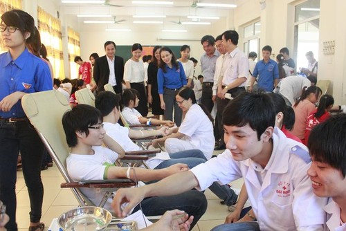 Hải Phòng: Sinh viên hiến gần 1200 đơn vị máu ngày đầu ra quân "Lễ hội Xuân hồng năm 2014"  - ảnh 1