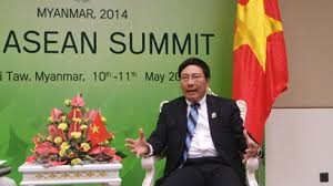 Phó Thủ tướng Phạm Bình Minh trả lời phỏng vấn về kết quả Hội nghị Cấp cao ASEAN-24   - ảnh 1