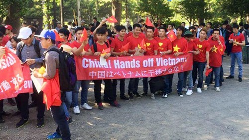 Người dân Việt Nam tiếp tục phản đối Trung Quốc xâm phạm chủ quyền Việt Nam - ảnh 1
