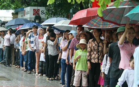 Hàng nghìn người dân vào lăng viếng Chủ tịch Hồ Chí Minh - ảnh 1