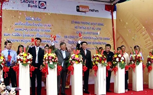 Ngân hàng liên doanh Lào Việt kết nối thanh toán quốc tế đầu tiên tại Lào  - ảnh 1