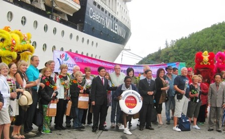 Tàu biển Celebrity Millennium chở hơn 1.000 du khách cập cảng Chân Mây  - ảnh 1