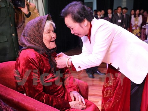 Phó Chủ tịch nước Nguyễn Thị Doan trao tặng danh hiệu “Bà mẹ Việt Nam Anh hùng” tại tỉnh Bắc Ninh - ảnh 1
