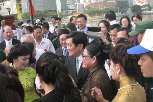 Chủ Tịch nước cùng đoàn kiều bào dâng hương tại đền tưởng niệm các Vua Hùng, thành phố Hồ Chí Minh - ảnh 2