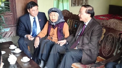 Trưởng Ban Tổ chức Trung ương Tô Huy Rứa thăm, tặng quà các gia đình chính sách tỉnh Bắc Ninh  - ảnh 1